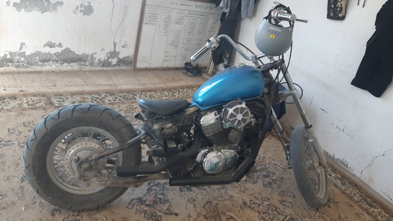 السلام عليكم
-ستيد بدون اوراق اكفلها من السرقة 

-مكينة مجفتة مرة وحدة تجفيت مضبوط لا تنقيص ولا تبخير 

-نقص عداد ولايت واشاير وتك ركبة وتك صفاحية 

-بيها شوتة ديفيدسون وشوتتها البلادية موجودة
-بيها خربطة بسيطة يمكن وساخة بالكابريتر او الجوين مالتها بي تهريب

-السعر قفل من الاخير ٦٠٠ الف

-مكان الدراجة بالراشدية 

***********
