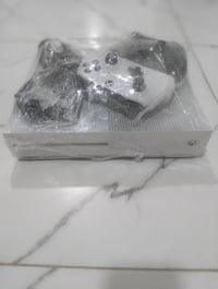 عندي XBOX ONE Sالجهاز نضيف ما مبدل بيشي وممفتوح الذاكره:500GBملحقات كا...