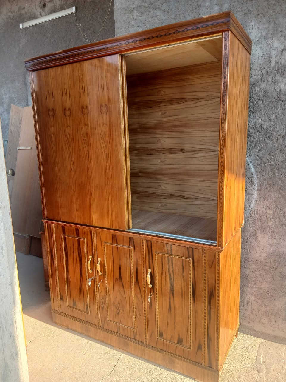 كناتير ابو 4 جديد مو مستخدم خشب صاج عراقي 
سعر 310 وبي مجال 

ابو 3 جديد مو مستخدم السعر 290 وبي مجال 

بوفيه  جديد مو مستخدم 
سعر 200 وبي مجال 

بوفيه مترين ونص مستخدم قليل ديكور حديث 
سعر 175 وبي مجال 
***********
