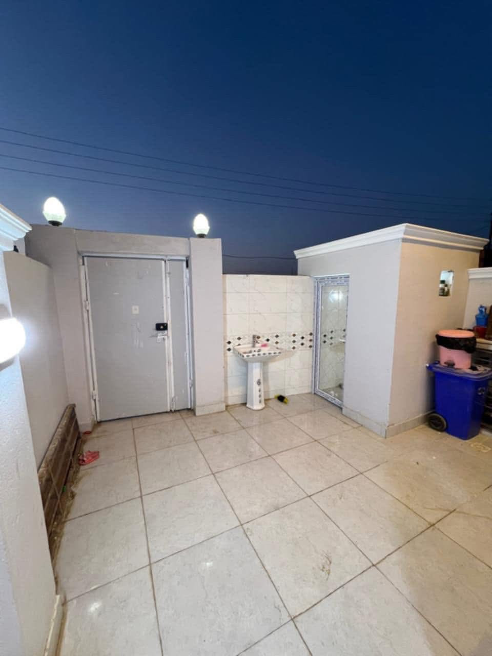 السلام عليكم بيت للبيع بكاع حي بابل بالزراعي قريب ع التانكي او مساحته 100 واقع حال 112 البيت نظيف جداً 
يحتوي على 
غرفه نوم + حمام داخلي 
هول 
استقبال 
مطبخ طولاني كما موضح بالصوره 
صحيات خارجيه 
السعر كلش مناسب 
للاتصال ***********
