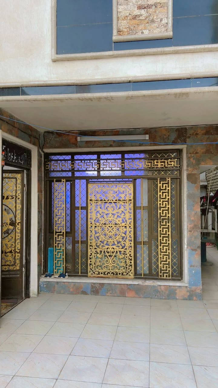 سلام عليكم من رخصت الادمن دار للبيع المساحة ٢٠٠متر يحتوي على غرفه نوم ومطبخ وهول وستقبال في طابق الارضي وثلاث غرف نوم في الطابق الاول ويحتوي على محلات تجارية عدد ٢لبيت عكاده لواجه ١٠ ونزال ٢٠الموقع الأمين الثانية الشارع الرئيسي الفاصل بين لامين والمعلمين قرب الصيدلية النظامية ***********اتصال سعر٦٥٠بي مجال حق الجيه
