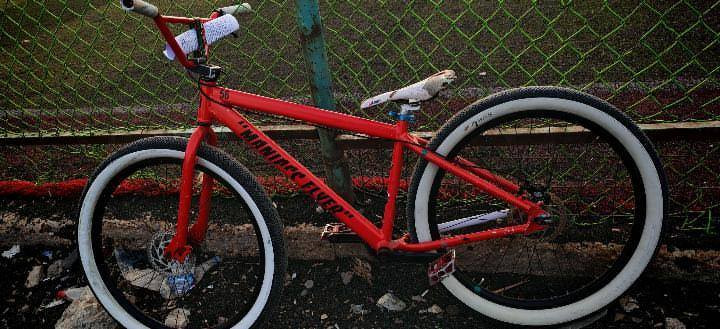 هذه دراجة هوائية من طراز SE Bikes Fast Ripper باللون الأحمر، تتميز بإطار من الألومنيوم الخفيف والمتين. [1]

النوع: دراجة BMX للمدينة.

الحجم: غالباً تأتي بحجم 29 بوصة للعجلات.

المميزات: تحتوي على فرامل خلفية وإطارات بيضاء سميكة. بريك دهن 
سعرر 250 بي مجال  شراي خاص


**إذا كنت صاحب هذا الإعلان وتريد حذفه لأي سبب، رجاءا أرسل رسالة إلى الدعم الفني**