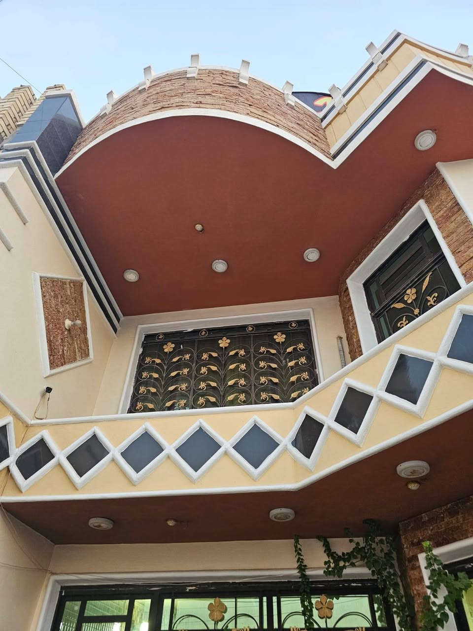 السلام عليكم ورحمة الله
بيت في حي الرشيد الشارع الرئيسي موقع تجاري ومميز جداً 
مقابيل اعدادية الحكيم بناء حديث درجة اولى
الواجهة 7.5والنزال 20=150متر طابقين
الطابق الارضي يتكون من استقبال وهول داخلي ومطبخ وغرفة نوم ومجمع صحيات اجلكم الله
والطابق الثاني ثلاث غرف نوم ومجمع صحيات وصالة
والطابق الثالث مخزن وبتونة للأستفسار الاتصال *********** او مراسلة الصفحة
السعر 285 بيع مستعجل جداً
ملاحظة بسعر قطعة
