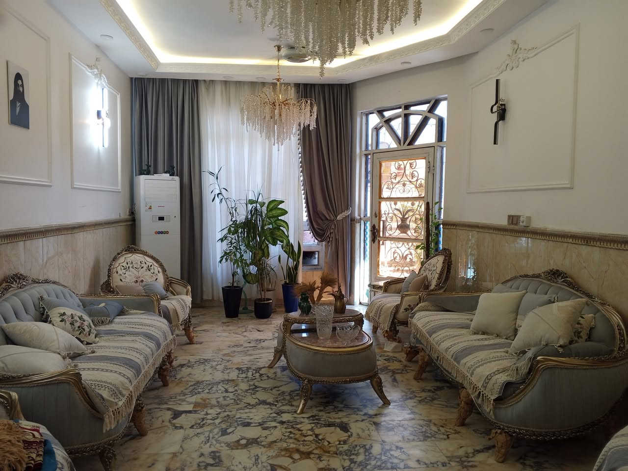 للبيع بيت مساحه 200 متر واجه 10 نزال عشرين البيت كلش جديد نقص واجه فقط العنوان بغداد كوريش قرب علوه الرشيد على خط سريع المربع الذهبي استفسار ***********
