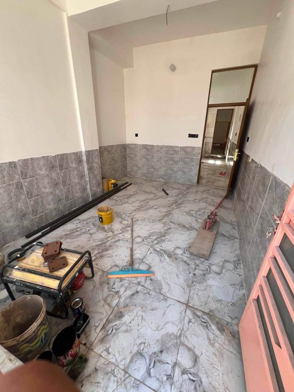 مشتمل للبيع المساحه ٧٠ متر الواجهة ٣ونصف
والنزال ٢٠ يحتوي على 
استقبال مطبخ خدمات طابق ارضي وخارجيه 
2 غرف نوم 
سعره 85 مليون وبي مجال قليل 
*********** الهاتف
