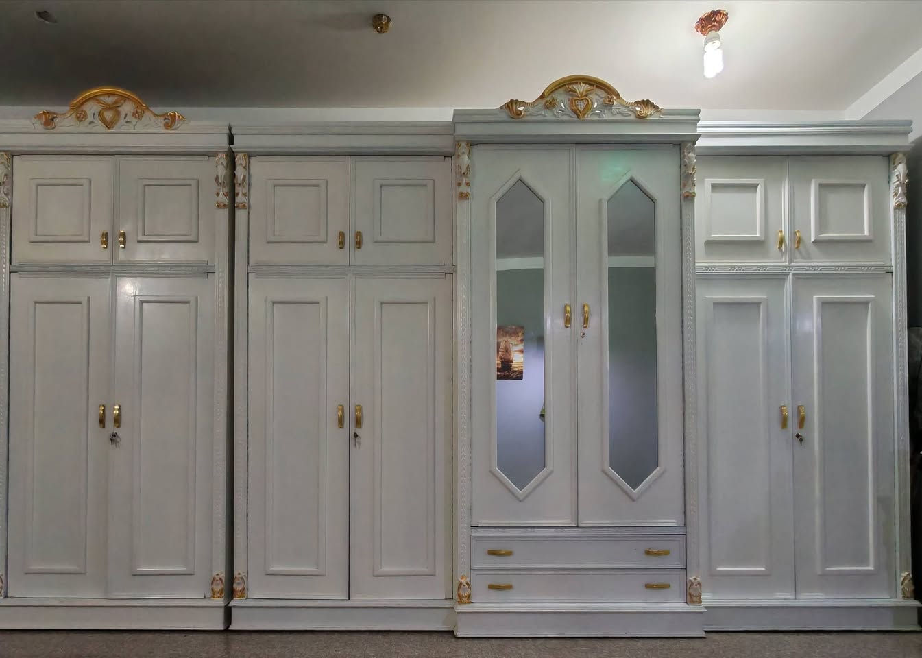 ~~~ للبيع~~~

غرفة اخشاب صاج نجارة يد مضبوطة درجة أولى شغل بيت موسى، مستعملة قليل جدأ شخط ما بيها.
مصبوغة لون أبيض صبغ سيارات اصلي
متكونة من كنتور طابقين 6 أبواب ضخم جداً بالإضافة إلى ملحق اخر متكون من  2 بابيين منفصل كما موضح في الصور
و ميز مراية متكون من 5 جرارات كبيرة
وجورباية واسعة 🛏️
و ميزين جانبيات متكون من جرارين و خانة كبيرة
السعر  3,100,000ثلاث ملايين و مئة ألف وبيها مجال للشراي.
للاستفسار
***********
