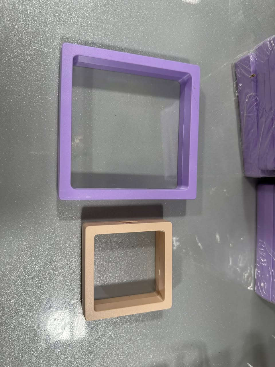 السلام عليكم
علب حفظ الفينير 
تعمل بنضام الضغط 
توفر قياسين اربع الوان
٧*٧.      ١٠* ١٠
الالوان
🤍🖤💜🩷
واتساب ***********
