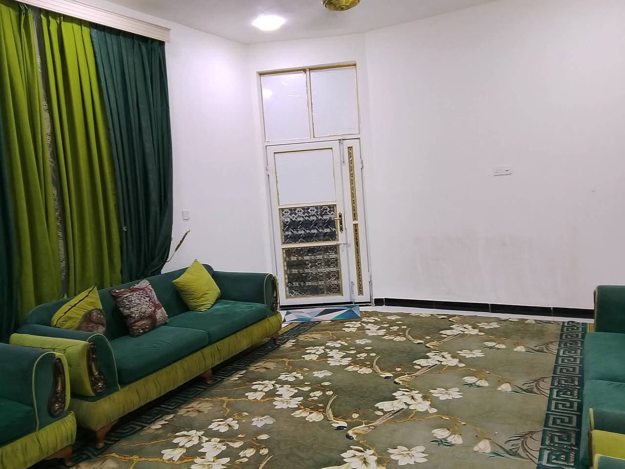 دار للبيع ركن على شارعين ثاني بيت عن التبليط مساحه 150م واجها 10نزال15طابقين الطابق الاول كامل الطابق الثاني غير مسقف درج خارجي
معزول عن الارضي
يحتوي على غرفتين وصاله ومطبخ واستقبال صحيات خارجيه وداخلية حي الحسين ع ابو غرق شارع البانزين خانه خلف اسواق العائله
للاستفسار ***********
