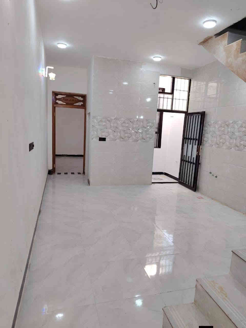 يالله 75متر درجه اوله فول 
الموقع النجف عله شارع المطار الصب مقابل ملحق قريت الغدير 
بناء حديث طابوق جمهوري واساس وسقف صب كونكريت 
تبليط اناره ليليه 
طابو زراعي سند 25
قريب عشارع العام 
تحويل مباشر جيب غراضك وكعد 
كل هاذه بسعر 33وبي مجال 
للستفسار ***********.      ويوجد وتساب
