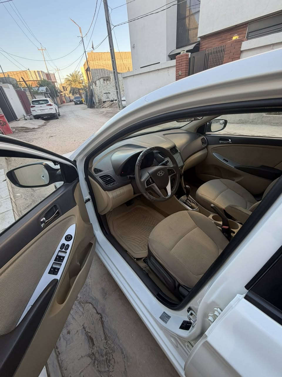 السلام عليكم للبيع اكسنت خليجي موديل ٢٠١٥ رقم بغداد انكليزي ماشيه ٩٣ السياره مكفوله من الصبغ و التبديل وجاهزه من كلشي سياره جديده مابيه اي نقص مكانه بابل حي الصحه السعر ١١٣ وبيه مجال للاتصال ***********
