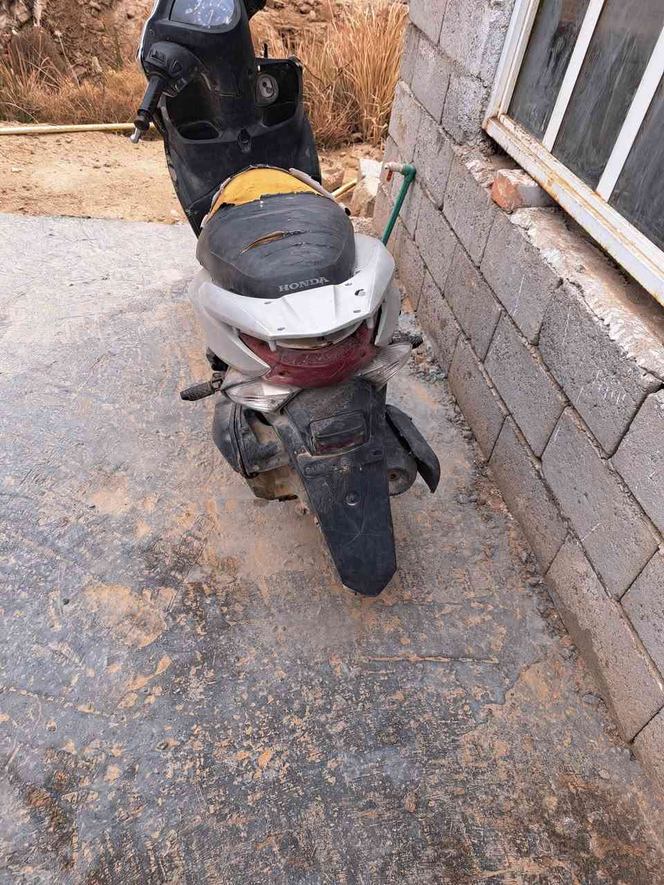 بوعود كاذبه للبيع متركه بس محرك شغال اسويج ضايع مكاني المدائن السعر ٢٠٠ وبيها مجال قليل مامتواجد عل نت *********** هاذه رقمي
