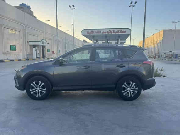 السلام عليكم 
تويوتا راف 4 وارد امريكي موديل 18 
حادث موضح بالصور ( بنيد صبغ فقط ) ( شواصي لغود كفالة ) . 
مواصفات Le ( مكينة 2500 . شاشة وكاميرا . فور ويل . ويل كب . فول تحكم ستيرن . شاشة اعطال ديجيتال . مانع تزحلق . رادار ( توقف ذاتي ) . كروس سرعة . ) وباقي المواصفات المعروفة . 
رقم اربيل جديد . سنوية وهزة جديدة ( تحويل ثاني يوم ) . 
مكان /  بغداد . 
السعر / 168$ 
للاتصال / *********** .
