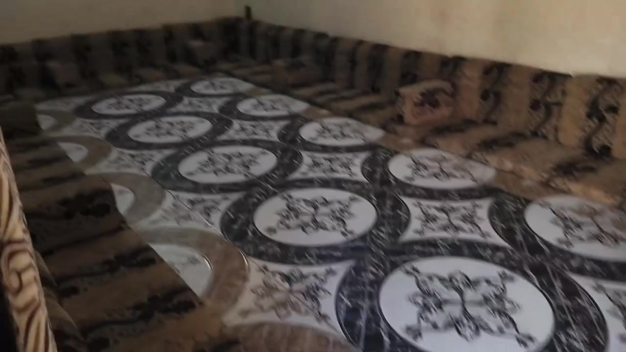 سلام عليكم بيت بحي اسعود مساحه 240 بناء طابوك ارضيه رباط صب  وسكف عكاده ستقبال 8 عرض 4 غرف 2 طول 5 عرض 4 مطبخ طول 7 صاله طول سبعه ونص ***********
