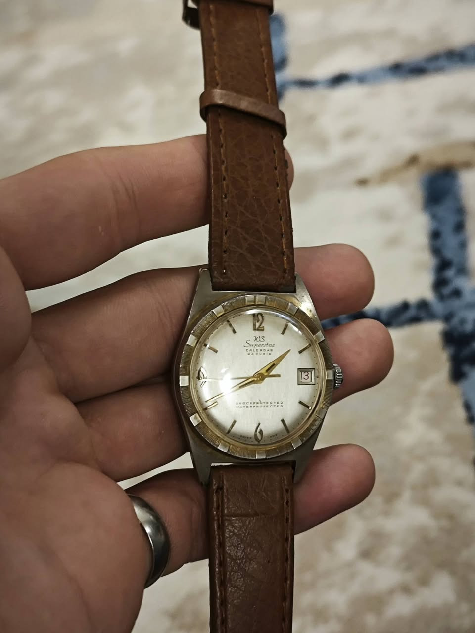 ساعة سويسري 
أنتاج قديم 
الساعة تكويك
تاريخ شغال 
ماكنه سويسري 
تحتوي على 23 حجر 
نظافة تامه 
سير جلد طبيعي 
السعر 55 الف وبيها مجال 
للتواصل واتساب أو الاتصال على الرقم 
***********
