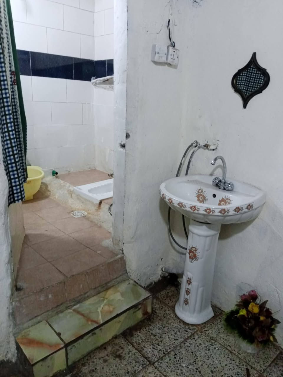 بيت تجاوز للبيع زعفرانية يم جامع ولي الكعبه اسمه شارع الشويلات  2غرف نوم او صاله او طرمه السقف سندويج او نص جينكو قريب عل شارع العام الي مدي عله بعداد جديده اكو فديو موضح كل التفاصيل بي يرهم بيع او يرهم ايجار مساحته 140متر السعر بل تعليقات  *********** بي وتساب
