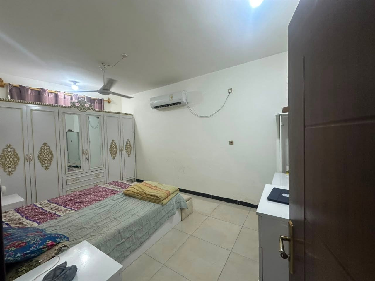 بيت بمجمع لؤلؤة ساوه 200 متر بصف الركن قاطين 3 غرف وسطحين و3 حمامات وصاله واستقبال ومطبخ وصحيات داخليه وخارجيه السعر 150 مطلوب75 المقدمه 75 الشراي يتصل ***********
