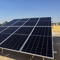 طاقة شمسية • ألواح لونجي ٦٤٥واط • بطارية ليثيوم ١٧٫٥كيلوواط