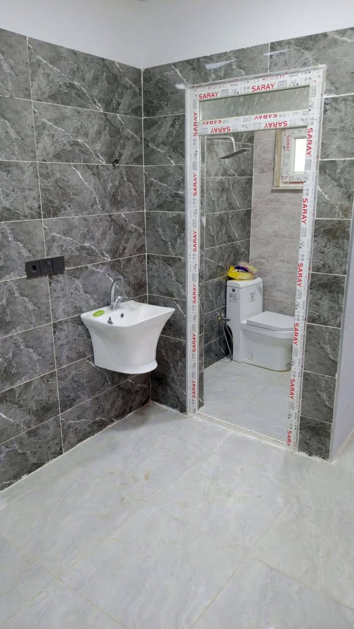 دار للبيع طابو صرف المساحة 100م الواجهة 5م بناء صفر دكتات وسقوف ثانوية البيت صاير على حديقة طابق اول استقبال مطبخ غرفه نوم صحيات داخلي وخارجي طابق الثاني نفس طابق اول وبيتونه العنوان الأسرى خلف أسواق السعادة للاستفسار الاتصال على الرقم *********** او خاص
