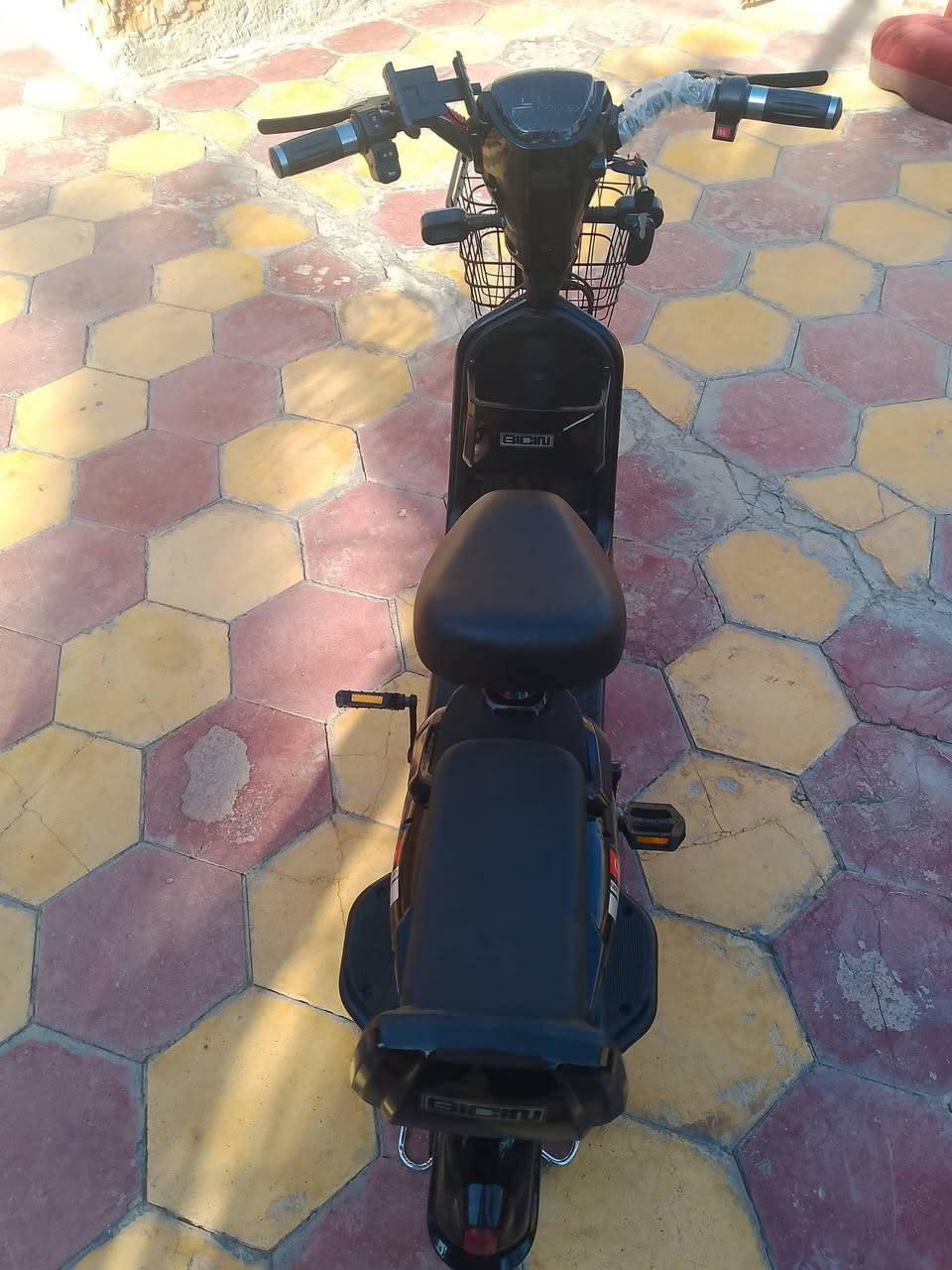 سلام عليكم دراجه شحن للبيع حجم 14 مستعمله شهر دراجه حلوه ونضيفه السعر 300 وبيهه مجال هاذه رقمي ***********
