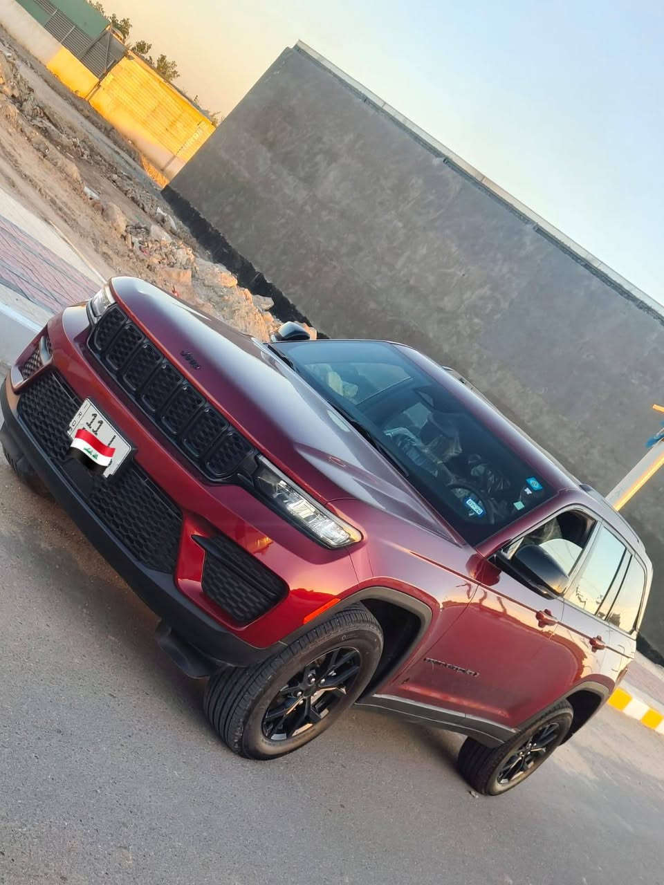 جيب جراند شيروكي بلاك توب 2024 (السيارة بحالة /زيرو وارد أمريكي  ) 🚗الموديل: 2024الفئة: المحرك: 6 سلندر - V6 / سعة 3.6 لترالقوة: 293 حصانناقل الحركة: أوتوماتيكي 8 سرعات نظام الدفع: رباعي مستمر 4x4 مع أنظمة قيادة متعددة🌟 أبرز المواصفات:شاشات و تكنولوجيا: 2 شاشات  (شاشة العدادات، شاشة الملاحة والترفيه الكبيرة، وشاشة معلومات السائق) + شحن لاسلكي.الراحة والداخلية: مقاعد جلد فاخر مع ذاكرة خزن وميزة التدفئة والتبريد / بانوراما سقف.الأمان العالي: رادار أمامي مع مانع اصطدام / تحديد مسار / نقطة عمياء / كاميرات خلفيه  مع حساسات أمامية وخلفية.الأنظمة الإضافية: صندوق خلفي كهربائي /كشنات كهربائيه/ تشغيل عن بُعد / بصمة أبواب وتشغيل / نظام صوتي محيطي عالي الجودة.
العنوان ناصريه مركز: 
الرقم: ***********9
