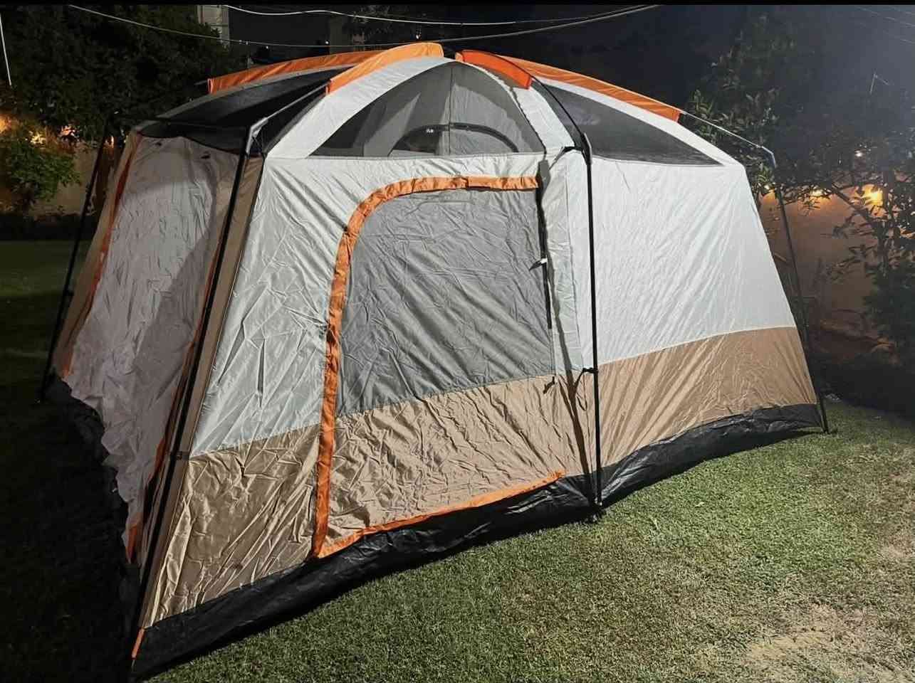 السلام عليكم للبيع خيمة مثل ما موضح بالصورة تتسع من ٤ الى ٦ اشخاص مناسبة للتخييم والسفرات 
قياساتها ارتفاع ١ متر و ٨٥ سانتمتر العرض ٢ متر ١٠ سانتمتر الطول ٣ مترو ٢٠ سانتمتر 
مصنوعة من مادة قماش اوكسفورد 210D ووتر بروف المقاوم للماء وزن الخيمة ٩ كيلو غرام 
تواصل خاص او *********** واتساب
