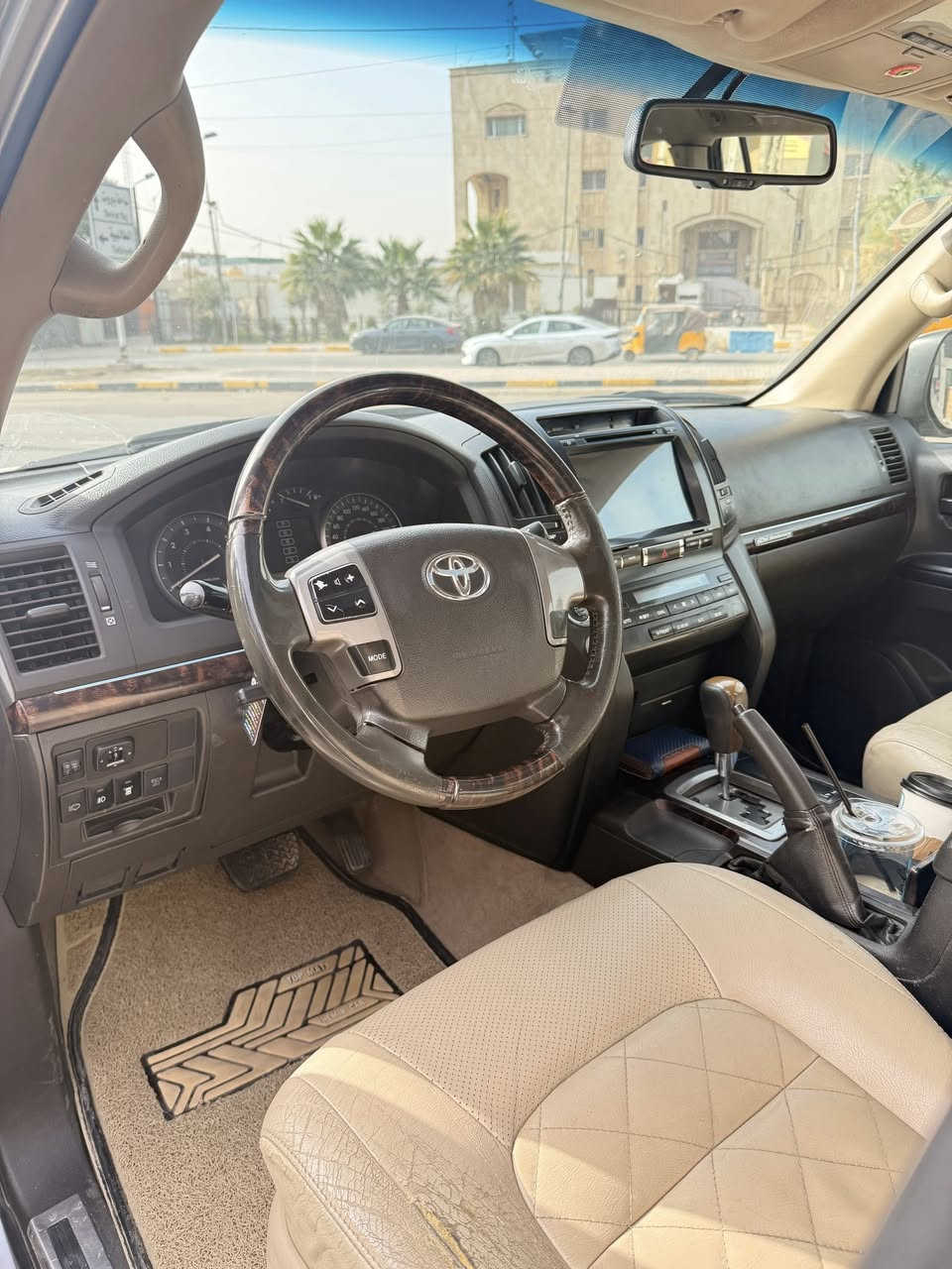 سلام عليكم 
للبيع  او مراوس 
لاندكروز 2011 ستينيه 
لون سلفر رقم بغداد بسمي 
سياره نضيفه مابيها اي نواقص 
فول مواصفات 
فتحه / ثلاجه / كشنات كهرباء /شاشه /حساسات 
مكينه 6 سلندر 
دواخل بطاين كشنات كلش نضيفات نفس الي بلصور 
بعد المواصفات المعروفه 
بيها رشات صبغ اثر شخوط وطخات بسيطه بدون معجون ابيعلك احزام 
مكفوله من الجفيه والكلبه تكم لغود مكفوله 
بيها طخه بسيطه من الامام 
مكان لسياره بغداد 
السعر 268 وبيها مجال 
***********
