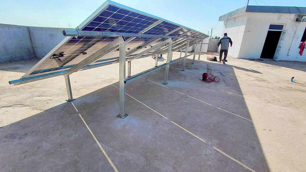 🔆 إنجاز نوعي جديد يُضاف إلى سجل النجاحات
📍 من موقع العمل – اورتخراب
🗓️ الاحد 15 / 2 / 2026
في خطوة جديدة تعكس الريادة والاحتراف في مجال الطاقة المتجددة، يعلن مكتب روژ للطاقة الشمسية عن إكمال مشروع استراتيجي مميز تمثّل بـ تحويل منزل السيد علي ابو رسول إلى منظومة طاقة شمسية متكاملة تعمل بكفاءة عالية واستقرار تام.
⚡ تم تنفيذ المشروع بسعة 16 أمبير نهاري و15  أمبير ليلي، لتوفير طاقة كهربائية مستقرة وآمنة على مدار الساعة، مع تقليل الاعتماد على الشبكة الوطنية والمولدات، وفق أعلى معايير الجودة والكفاءة والاستدامة البيئية.
🌞 يأتي هذا المشروع ضمن رؤية مكتب روژ الهادفة إلى نشر ثقافة الطاقة النظيفة، ودعم التحول الحقيقي نحو الطاقة المتجددة في إقليم كردستان والعراق عموماً.
🔧 مواصفات المنظومة المنفذة:
▪️ ألواح Allolla بقدرة 600واط
▪️ عدد الألواح: 8 لوحاً
▪️ ضمان الألواح: 12 سنة
▪️ إنفرتر Allolla بقدرة 6 كيلوواط – ضمان 3 سنوات
▪️ بطاريتا ليثيوم بسعة 15 كيلوواط – ضمان 5 سنوات
✨ مشروع جديد يرسّخ الثقة… ويؤكد أن روژ ليست مجرد شركة، بل شريك حقيقي في الاستقرار الطاقي.
🔥 هل تفكر بتحويل منزلك أو مشروعك إلى طاقة مستقرة وموفّرة؟
مكتب روژ للطاقة الشمسية يقدّم لك حلولاً ذكية مصممة حسب احتياجك وبأحدث التقنيات العالمية.
📞 للتواصل والاستفسار:
👷‍♂️ مهندس قيدار
*********** – ***********
👤 سلام سلو
*********** – ***********
#طاقة_شمسية #مكتب_روژ_للطاقة_الشمسية #HighVoltage
#الاستدامة #طاقة_متجددة #روژ_تبدع
#أربيل #بعشيقة #هولير #العراق
