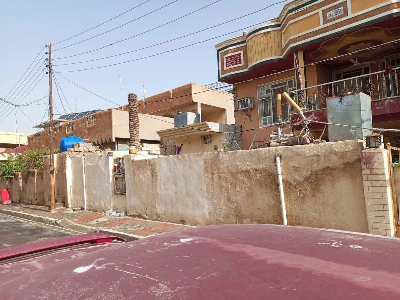 السلام عليكم 
بيت طابو +مشتمل 
المساحة الكلية 300متر 
الموقع حي الزهراء قرب دائرة المرور شارع الجامعة 
للبيع التواصل ع الخط ***********
