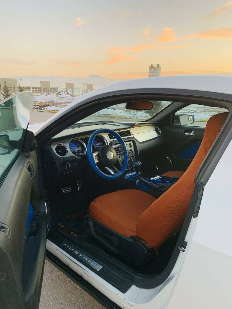 به ناوی خوای گەورە و میھرەبان 
فورد موستانگ 2010 
فوول مواسه فات گێڕ ومه کینه به شه رت 
کوشن کاره بای 
گێچ 7 ڕه نگ 
لیدی ناوه وه کامل پانۆراما 
لایت زینۆن 
جام ئۆتۆ 
سه وتی ساڵانسا بیلاد 
بێ کێشه یه 
کێ ویستی له خزمه تیام ***********
سوپاس بۆ ئه دمینی گوڵ السليمانية, العراق
