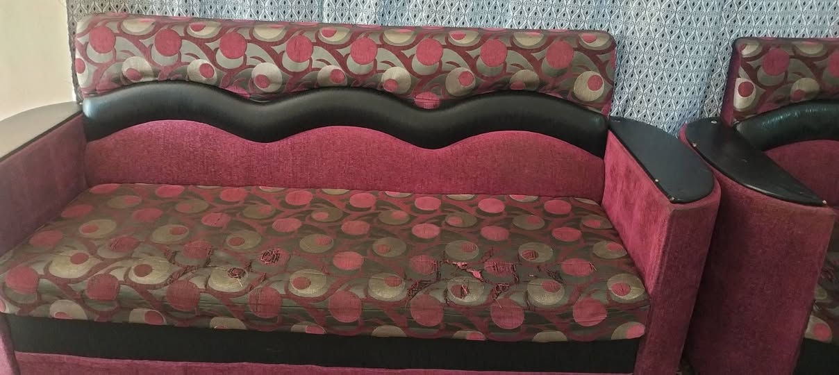 ✨ للبيع
 تخم خشب أصلي
بحالة جيدة ويحتاج فقط "دوشمة"
السعر: 150 ألف وبيها مجال ..
للأستفسار واتساب
***********
