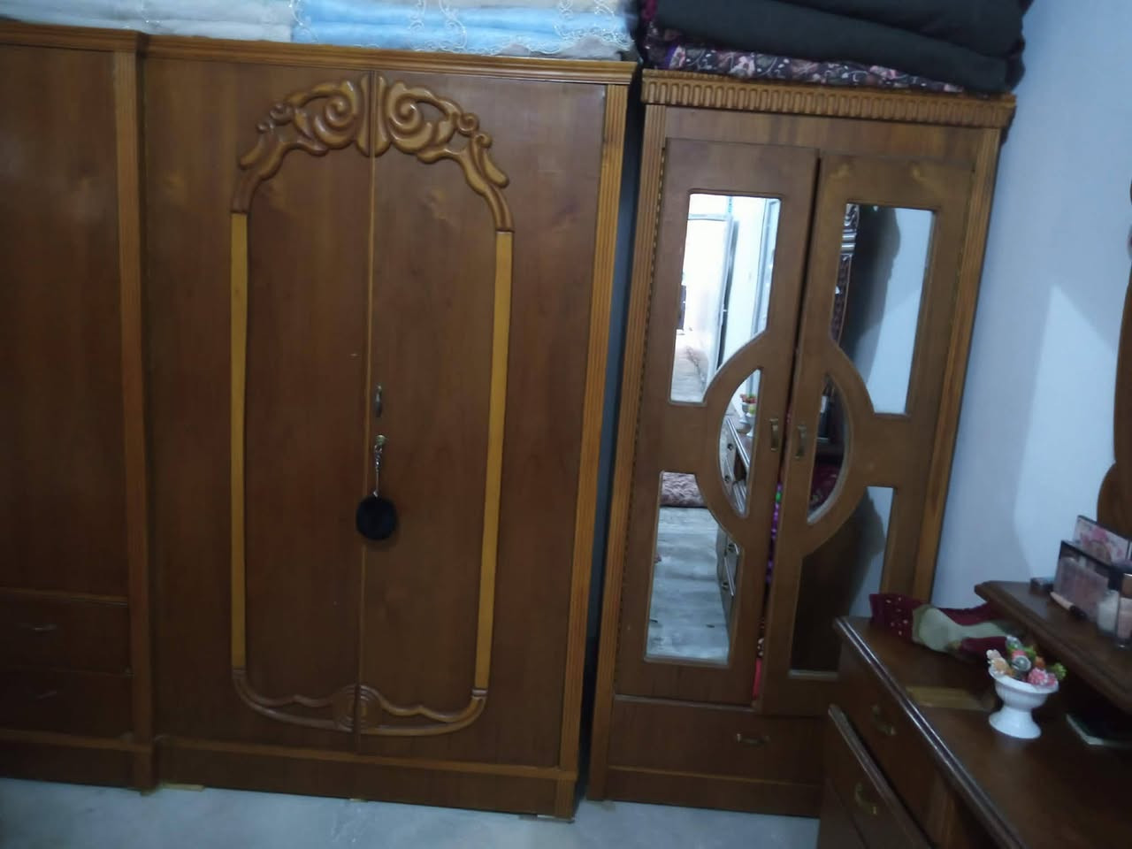 بيع مستعجل غرفه للبيع خشب ثقيل نظافه قدام العين 750 وبيها مجال ***********
