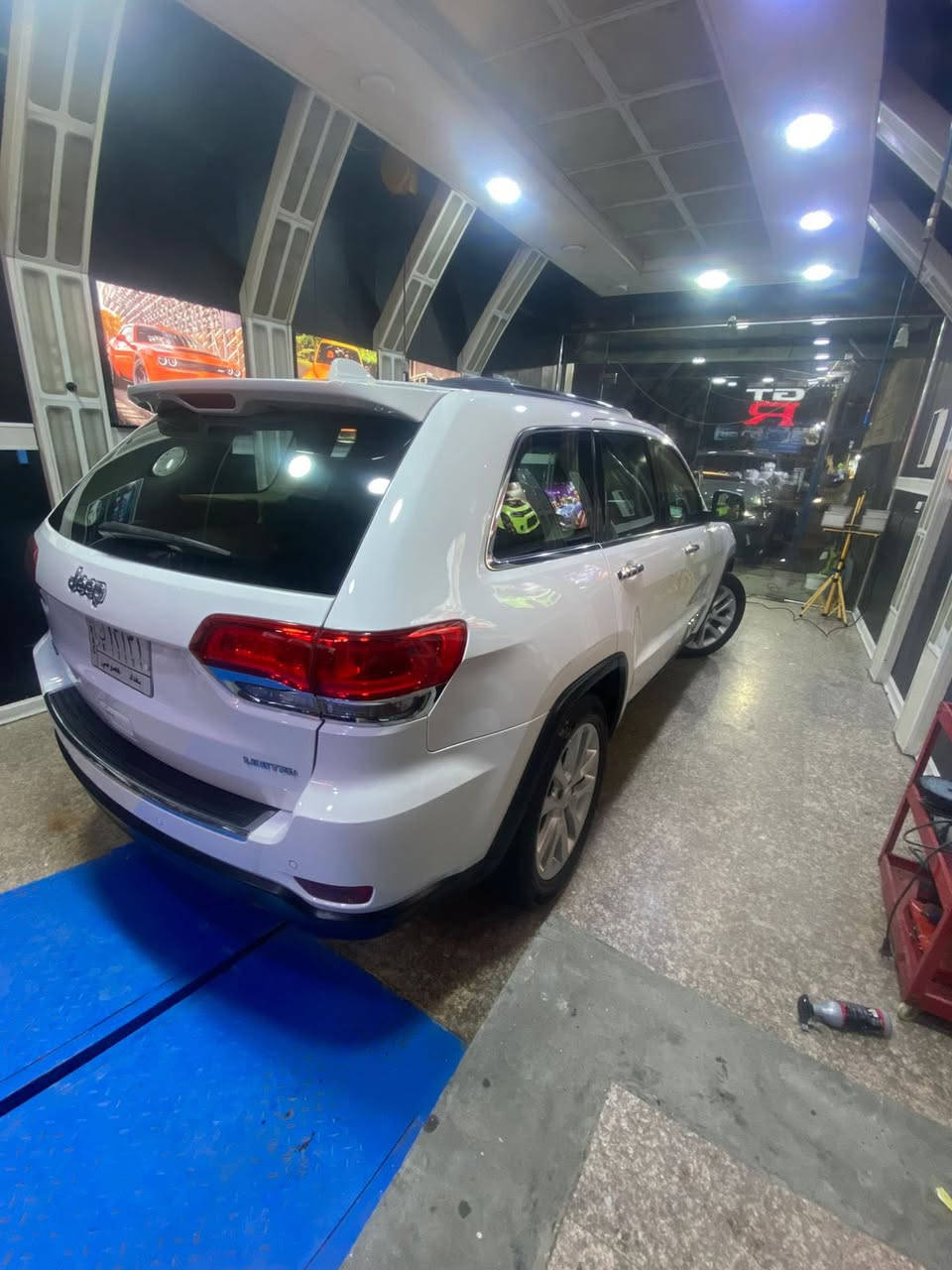 سلام عليكم عندي جيب للبيع مديل ٢٠١٧ كفاله بيهه قطعتين بادره منشوره آخر صوره لسونار سياره جديده مامفتوح بيهه بلك سياره جديده ماشيه ١٤٥ حقيقي جرص رايدهه ٢٥٠ وبيئه مجال فول سياره للخير جكات مكاني بغداد شعب رقمي ***********
