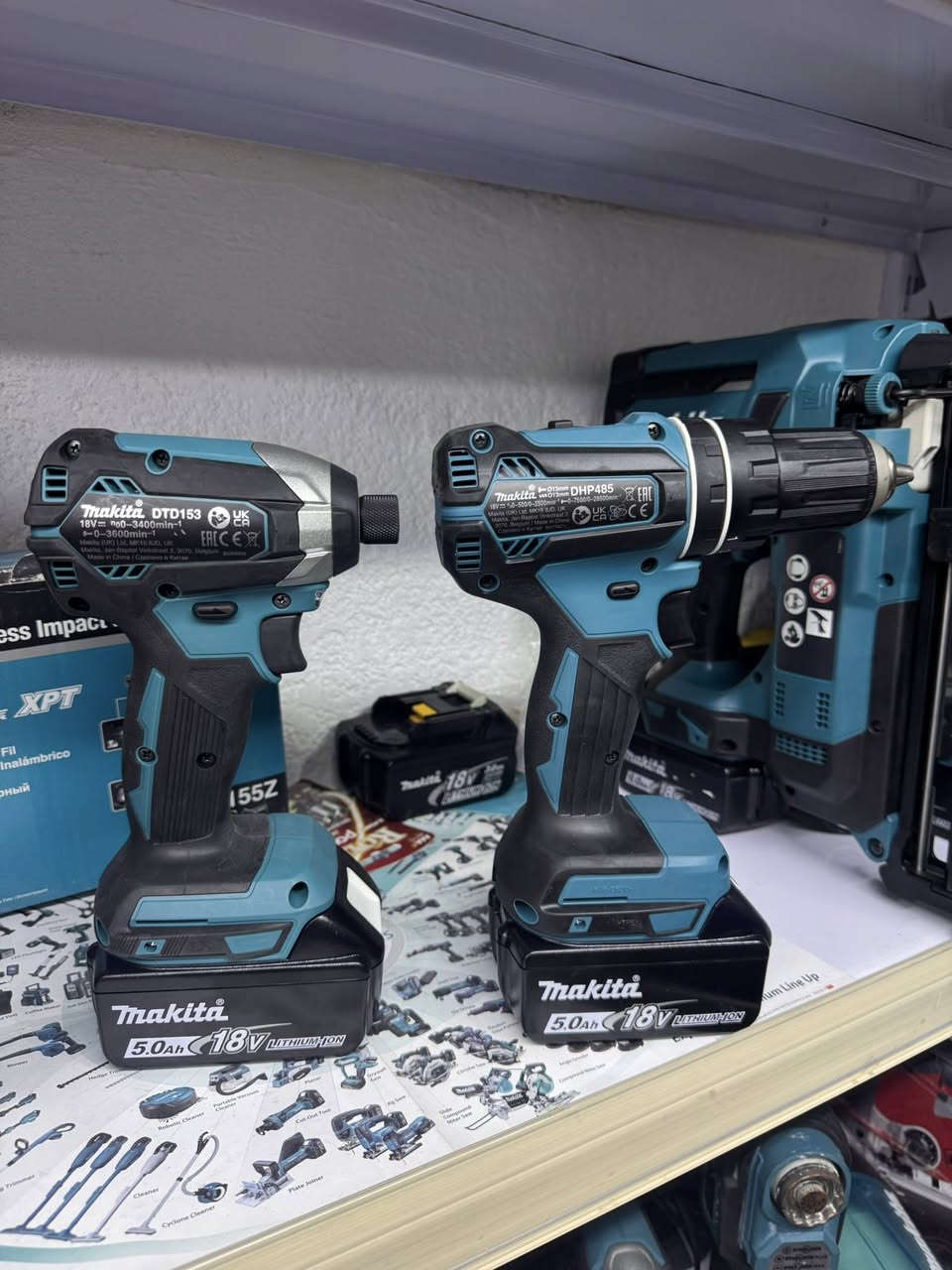 سلام عليكم اخوان
عيد فطر مبارك وكل عام وأنتم بألف خير 
كت ماكيتا Makita اصلي جديد كامل بطاريات 5 امبير وشاحنه
توصيل متوفر الشراي ايراسلني خاص او واتساب 
*********** 📞واتساب
