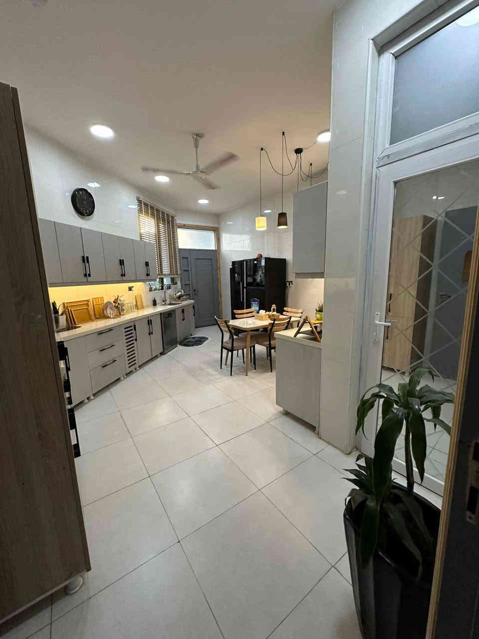 دار للبيع 250متر 
بابل حي الجزائر خلف مستشفى الحياه 
طابو زراعي سند 25 
طابقين 
يحتوي الطابق الاول  
غرف نوم عدد 1
استقبال 
هول 
مطبخ +مجموعه صحيه معزوله 
****الطابق الثاني 
غرف نوم عدد 3 (سويت )
هول 
مجموعه صحيه 
كراج +حديقه كبيره 
عرض الشارع 10م 
بناء عام 2024
السعر ٢٧٠ مليون قابل للتفاوض 
للاستفسار الاتصال 
***********
***********
مكتب عقارات أبراج بابل 
عنوان المكتب بابل حي الجزائر مقابل الجسر الدولي
