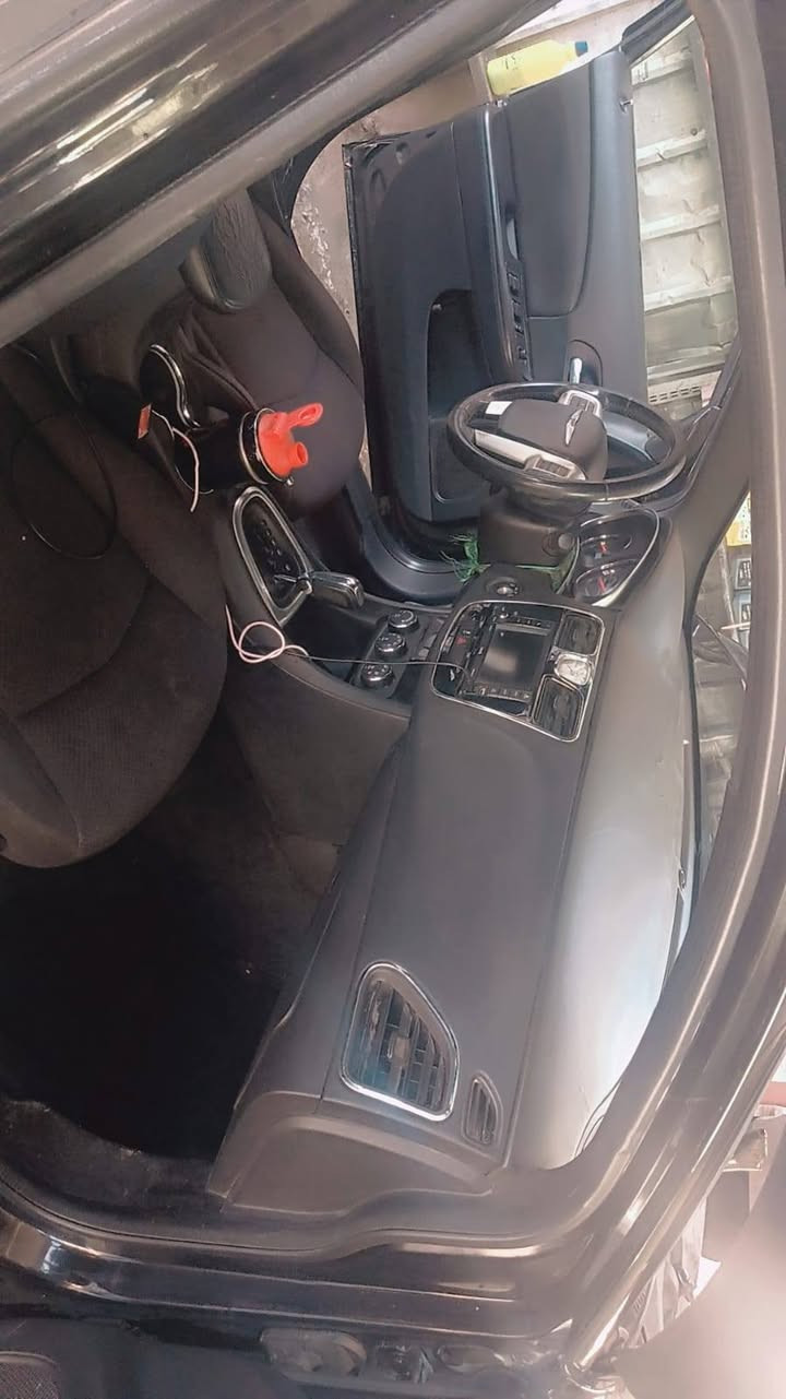 السلام عليكم للبيع C200 2014/S فول مواصفات شاشه قلاب ماشيه 130 كيلو كير محرك حداديه كفاله رقمها بابل الدولي سنويه جديدة باقي استلام اللوحات تخم تاير جديد غرفه جديده حادث جاملغ خلفي سيارة جديدة وما متعوبه نقص فقط اذان كير وهزاز صالنصه مكاني بغداد الشعب / السعر 78 وبيها مجال بسيط 
***********
***********
