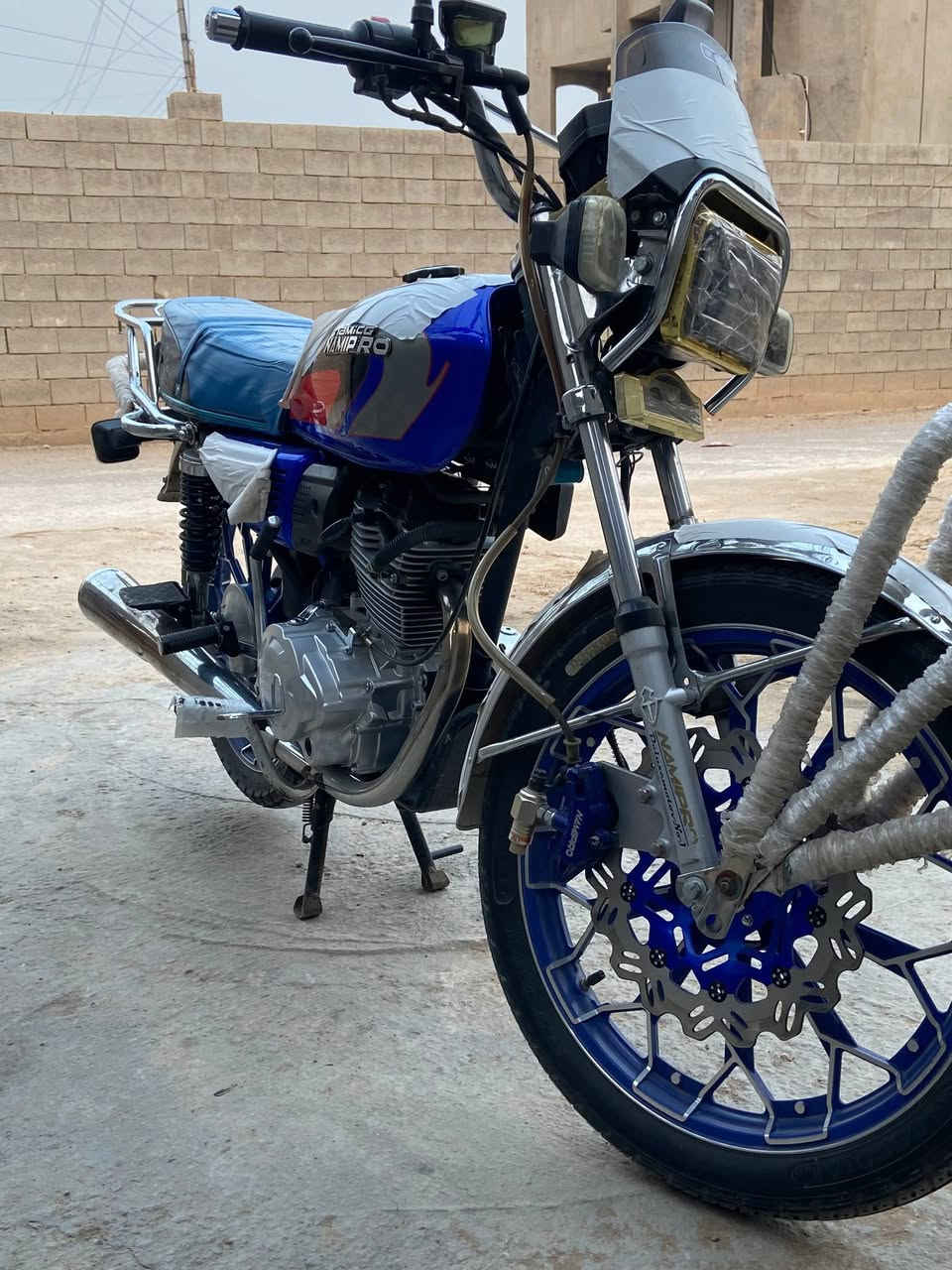 سلام عليكم اخوان  عندي هاي الدراجه نضيفه خير من لله  ربع  ما تصرف عليه  كفاله صبانه ما ممدوده ع محرك كله ع وضع البلاد  معدل وشلعه خير من الله  وتجي ولك لتجيك  ول مو شراي لا يتعبني ولا اتعبه  رقم الهاتف  *********** اتصال  ع هاذه الرقم  فقط   دراجة  كدامك النضافه ما احجي
