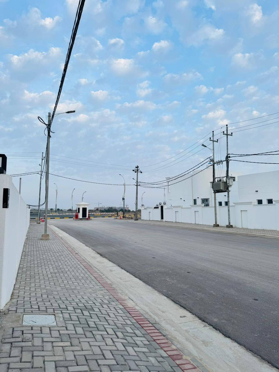 دار سكن للايجار في محافظة الديوانيه 
مجمع القضاة مقابل جسر التربيه 
المساحه ٤٠٠ متر 
٥ غرف نوم +صاله + مطبخ واستقبال وكراج سياره وحديقه 
شارع ٢٠ الرئيسي
بوابة دخول ونضام امني كافة الخدمات ماء كهرباء تبليط 
ثالث بيت عن الشارع السايدين 
للاستفسار الاتصال على الارقام التاليه او مراجعة مكتب الحولي للعقار 
***********
***********
