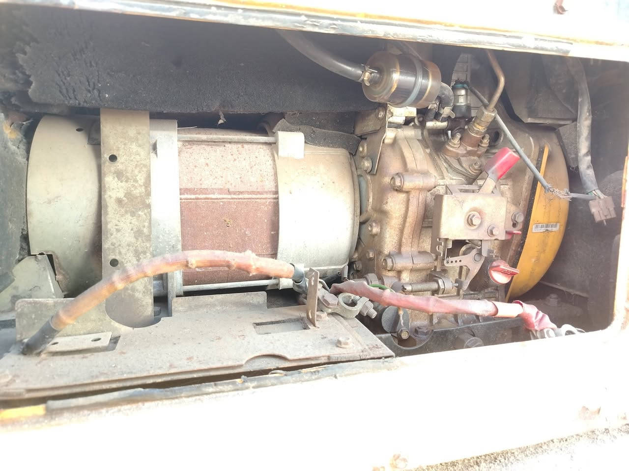 السلام عليكم من رخصة الادمن
مولده ديزل من ماركه
 Juma Al Majid Holding Group
وكيلها بلعراق almajid power
سنه صنع 2015
النوع: Silent Diesel Generator(صامت)لبعد سته كيلو
القدرة: تقريبًا 5 – 7 kW
الجهد: 220 – 240V
التردد: 50Hz
الوقود: ديزل
التشغيل: مفتاح كهربائي (Key Start)
عدد المخارج: 2 مخرج كهرباء
يوجد Voltmeter لقياس الفولت
عداد ساعات تشغيل Hour Meter
نظام حماية من الحرارة High Temperature
 Warning
ملاحظة/ المولده نقصه باتري فقط.
السعر ٣٠٠ وبيه مجال حك الجيه.
للاستفسار والتواصل:1-(***********)
                              2-(***********)
المكان/حله السياحي قريه الساده
