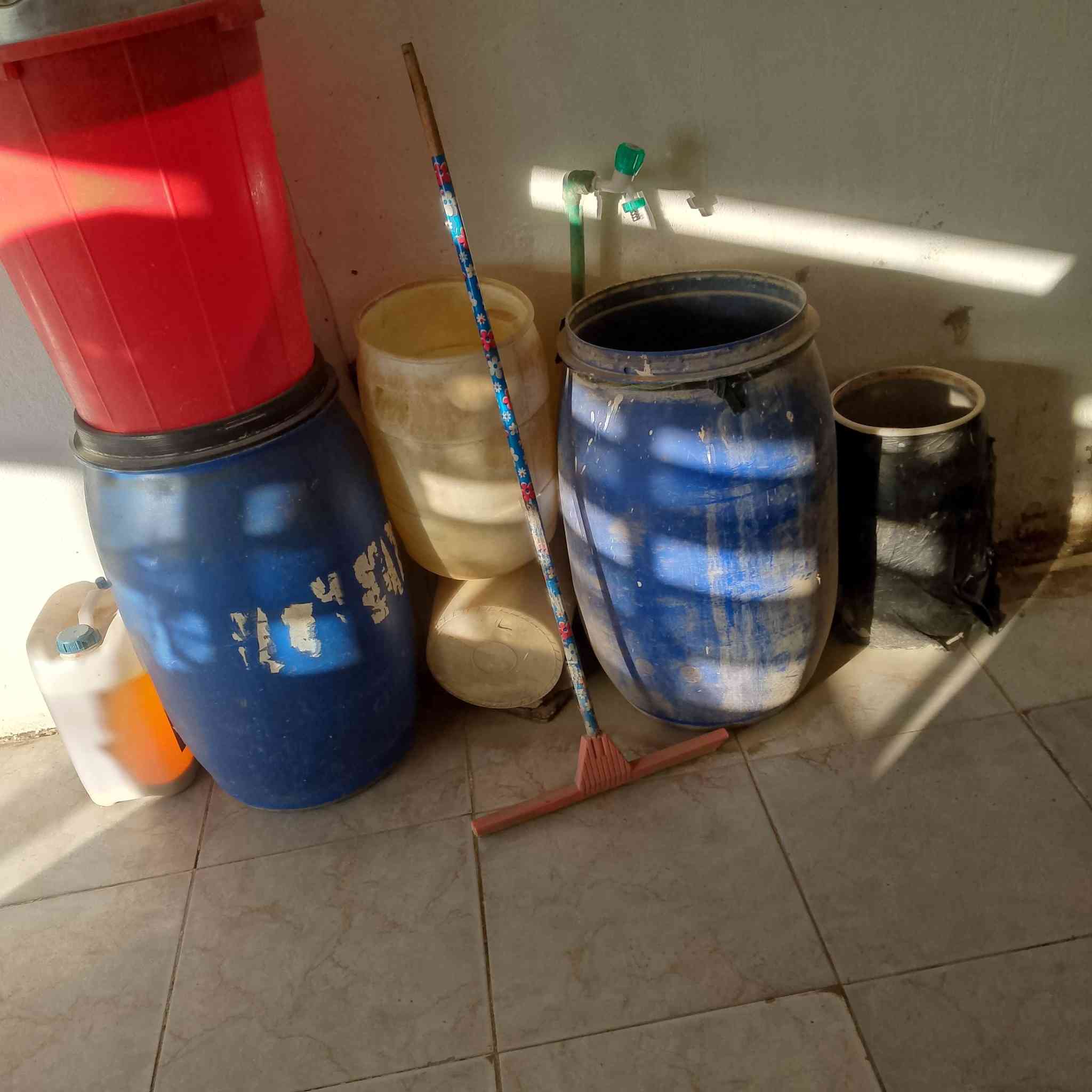 السلام عليكم غراض محل دجاج. للبيع كامل مابي اي نقص لاستفسار عله الرقم ***********
