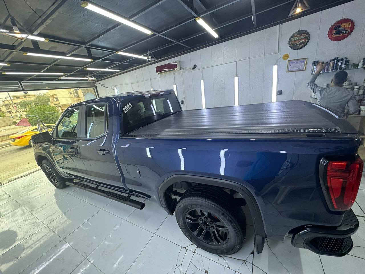 السلام عليكم 
بيع او مرواس 
رجاء مو جاد بالشراء لو المرواس لا يخابر 
لان كلها وعود كاذبه 
التفاصيل كامله هنا ⬇️
اخوان سياره جديده 
275 ورقه 
جمسي سيرا 
باب قصير 
موديل 2021 
رقم اربيل 
لون مميز و جميل جداً
سياره جداً نظيفه  
محرك V8 5.3 
بدون شاصي و لغد 
سياره جاهزه على اخير حبايه 
حادثها بابين و جاملغ جهت السايق و جزء من البنيد 
المكان بغداد الإسكان 
***********
