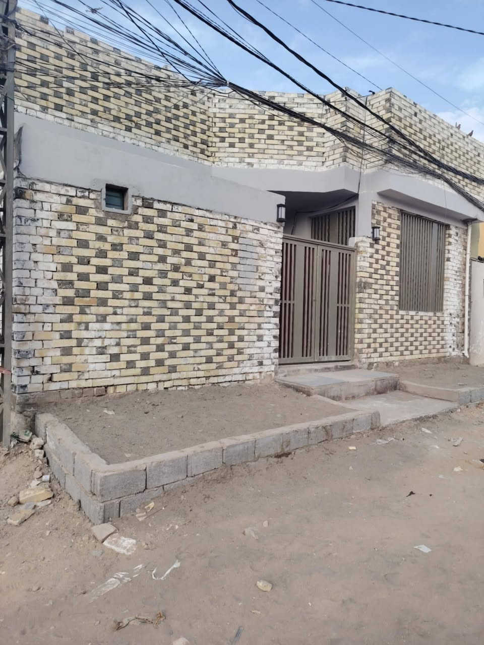 السلام عليكم بيوت  للبيع المساحة 200متر ركن ع شارعين 
ميه مربعه
و خمسين ب خمسين  بناء درج اول ع اخر حبايه
الحولي قرب شارع جامع الكفيل
بلديه معامله كامله
 ***********
