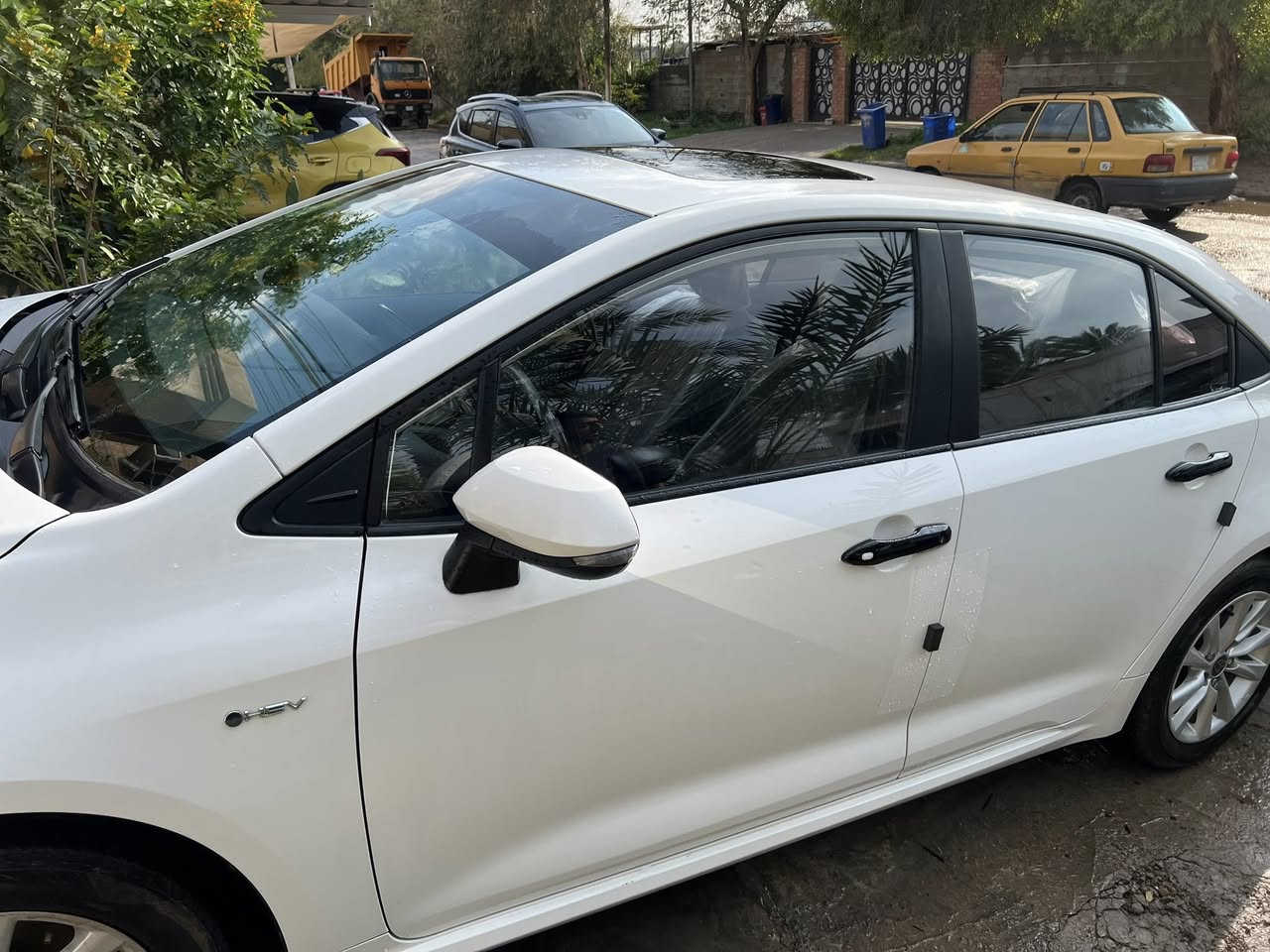 السلام عليكم موديل ٢٠٢٤ شكل الخليجي كشن جلد اسود وفتحة ١٤٥ ورقة مكفولة بيهة بس رصعة ومعدلة pdr متبين  ماشية ٣٠ الف كيلو  ***********)السيارة جديدة بمعنى الكلمة وبيهة مجال
