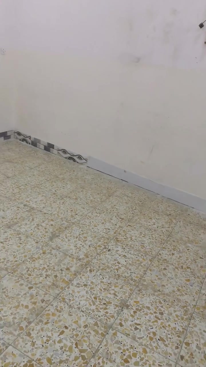 بيت للايجار مساحه 160,متر منطقة الألف خلف شارع اربعين بلقرب من أبو البايسكلات يتكون من غرفتين وصاله ومطبخ وحمامين ومناور اثنين جاهز من كلشي بناء جديد موجود خط سحب وخط انترنت ماطور ماي سخان 5 براميل ماي انارة كاملة لشموع واللدات جيب غراضك وتكعد موجود واتساب ***********.
