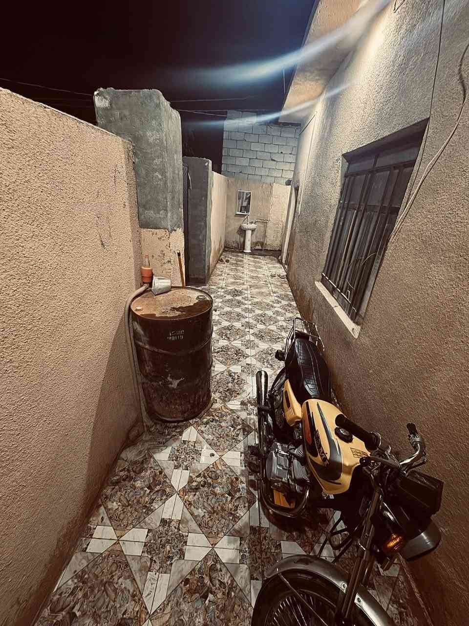 السلام عليكم
بيت مساحته 150م  بشارع النفط (حي الجوادين)بصف شارع أسواق حسين خيري قرب محل صالح أبو المولد البيت يتكون من غرفه واستقبال وصاله ومطبخ وتواليت خارجي وحمام داخلي كما موضح بل صور والفيديوهات السعر : 21 مليون بي مجال قليل وتدللون بيت نضيف ومرتب وهذا الرقم *********** اتصل أو ادخل خاص
