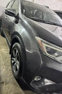 تيوتا رف 4 موديل 2018  xle جنطه كهرباء وبصمه وفتحه ماشيه 67 الف محرك ك...