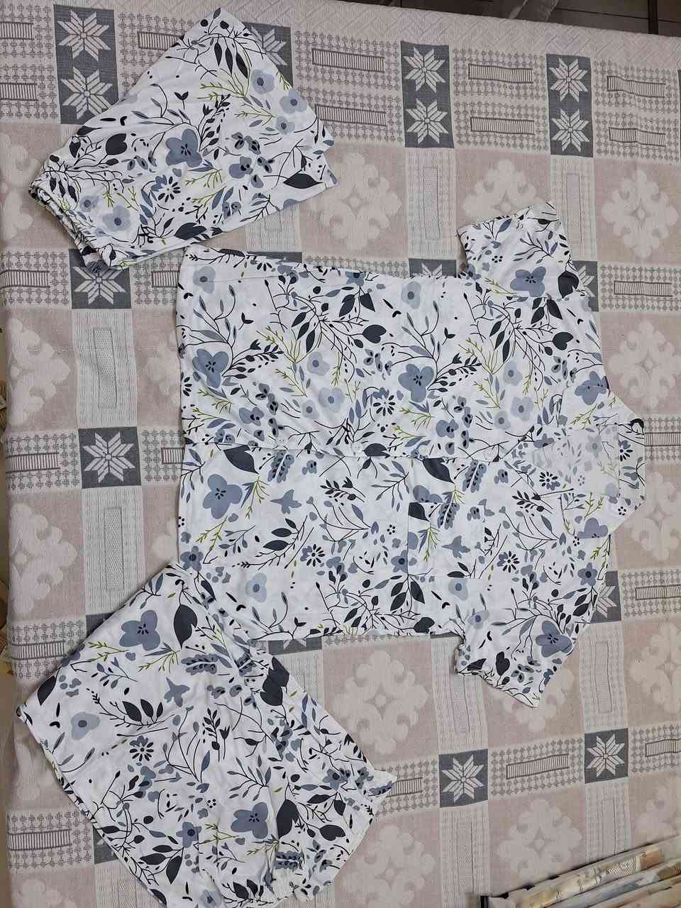 تراكات نسائي من وزن ٥٥ل٩٠ 
٣ قطع فانيلا ليكرا بسعر حلو 
مكاني كرادة خارج ماعندي توصيل الا ضمن الكرادة


**إذا كنت صاحب هذا الإعلان وتريد حذفه لأي سبب، رجاءا أرسل رسالة إلى الدعم الفني**