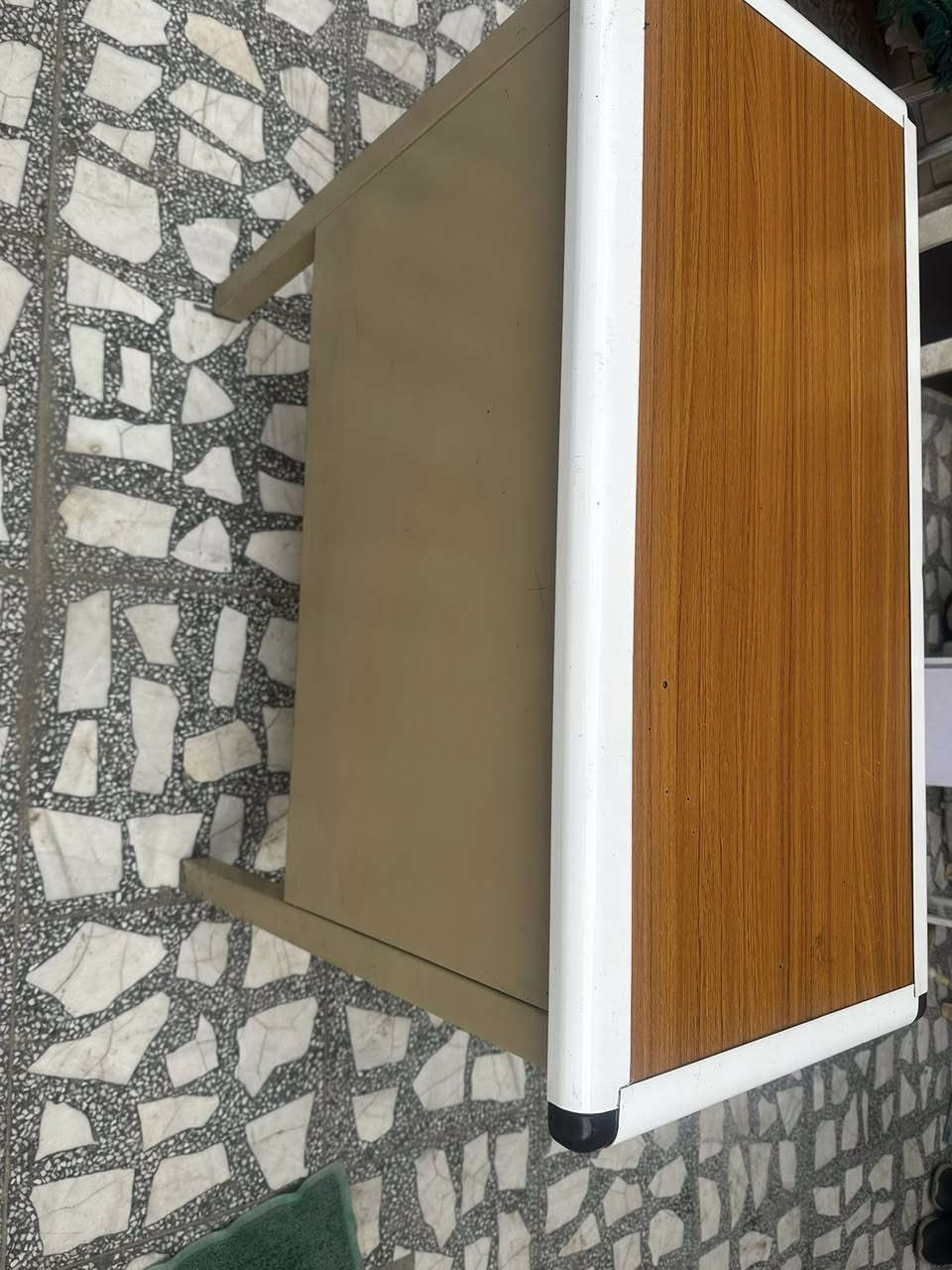 السلام عليكم ميز وكرسي مكتبي نضيفات واخو الجديد مثل ما موضح بلصوره
القياس للميز 
90*45
والكرسي جلد واسفنج كعده مريحه 
90 الف ثنينهن 
***********
او خاص الصفحه
