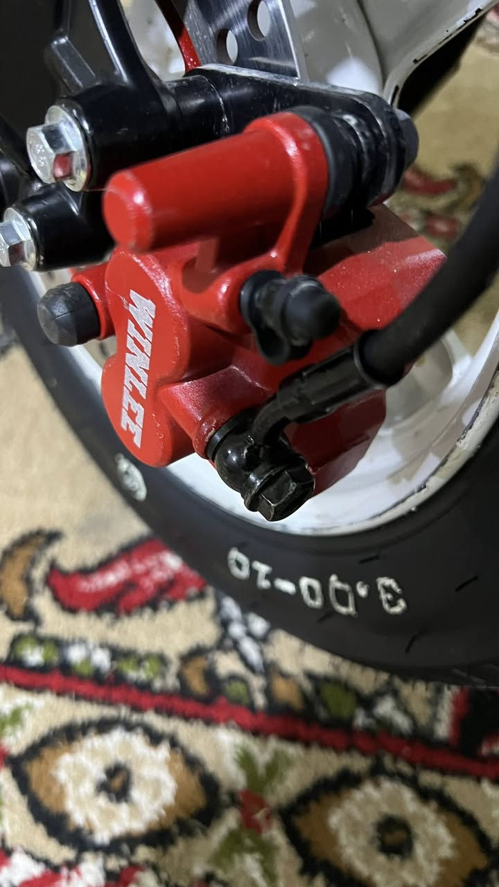 دراجه R9للبيع بطاريات 16 امبير شركه وينلي ام الفسفوره الاصلي صارلي شهر من طلعته من المعرض بعده جديد والله العضيم اخذته 650 الف ويل امامي لون ابيض مديل 2026 السعر 570 وبي مجال شي بسيط للتواصل علئ ***********
