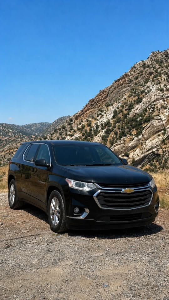 بسم الله الرحمن الرحيم
Chevrolet Traverse LS AWD 2021

او كما يسموها فحل التاهو

سيارة عائلية بحالة ممتازة، مريحة للسفر والاستخدام اليومي، تجمع بين المساحة والقوة والاعتمادية.

📋 المواصفات:

* الماركة: Chevrolet
* الموديل: Traverse LS
* سنة الصنع:2021
* المحرك: V6 سعة 3.6 لتر
* ناقل الحركة: أوتوماتيك 9 سرعات
* نظام الدفع: رباعي AWD
* عدد المقاعد: 7–8 مقاعد (حسب التجهيز)
* رقم اربيل
* ماشية ( 58 الف )بحالة الوكالة
* بيها جاملغ السايق صبغ فقط
* ايرباك ب حالة الوكالة

✅ أبرز المميزات:

* شاشة لمس مع Apple CarPlay و Android Auto
* كاميرا خلفية
* حساسات خلفية
* تشغيل بالبصمة (Keyless Start)
* دخول ذكي
* مكيف أمامي وخلفي مستقل
* 3 قطع تبريد
* 9 سماعات
* مثبت سرعة
* مقاعد واسعة ومريحة
* جنوط ألمنيوم
* أنوار LED نهارية
* ستائر هوائية وأنظمة أمان متعددة (ABS - ESP - Airbags)
* كشافات ليلية 
* لايت زينون
* بكرة مستقلة لتحديد نظام القيادة AWD
* رقم الشاصي : 1GNEVFKW1MJ151903

📌 ملاحظة: السيارة ب اسمي رقم و سنوية جديد
رقم اربيل الجديد
📌ملاحظة : واصلة من امريكي ماشية (34 الف) يعني ما ماشية بالعراق هواي

📌 السيارة مناسبة للعائلة والسفر، وتتميز بمساحة داخلية كبيرة وصرفية وقود جيدة مقارنة بحجمها.

📞 للاستفسار والمعاينة يرجى التواصل على الخاص أو الاتصال على الرقم
***********
