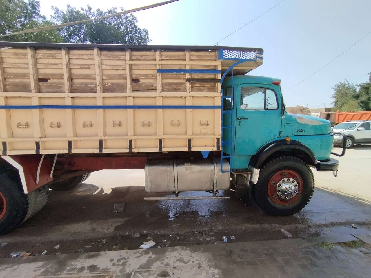 اقجم للبيع الموديل 80 رقم نينوى انكليزي بلاديه محرك شاصي بلادي تخم تاير قماره مبخره اثر جراد المكان النجف للاتصال على الرقم *********** او ***********
